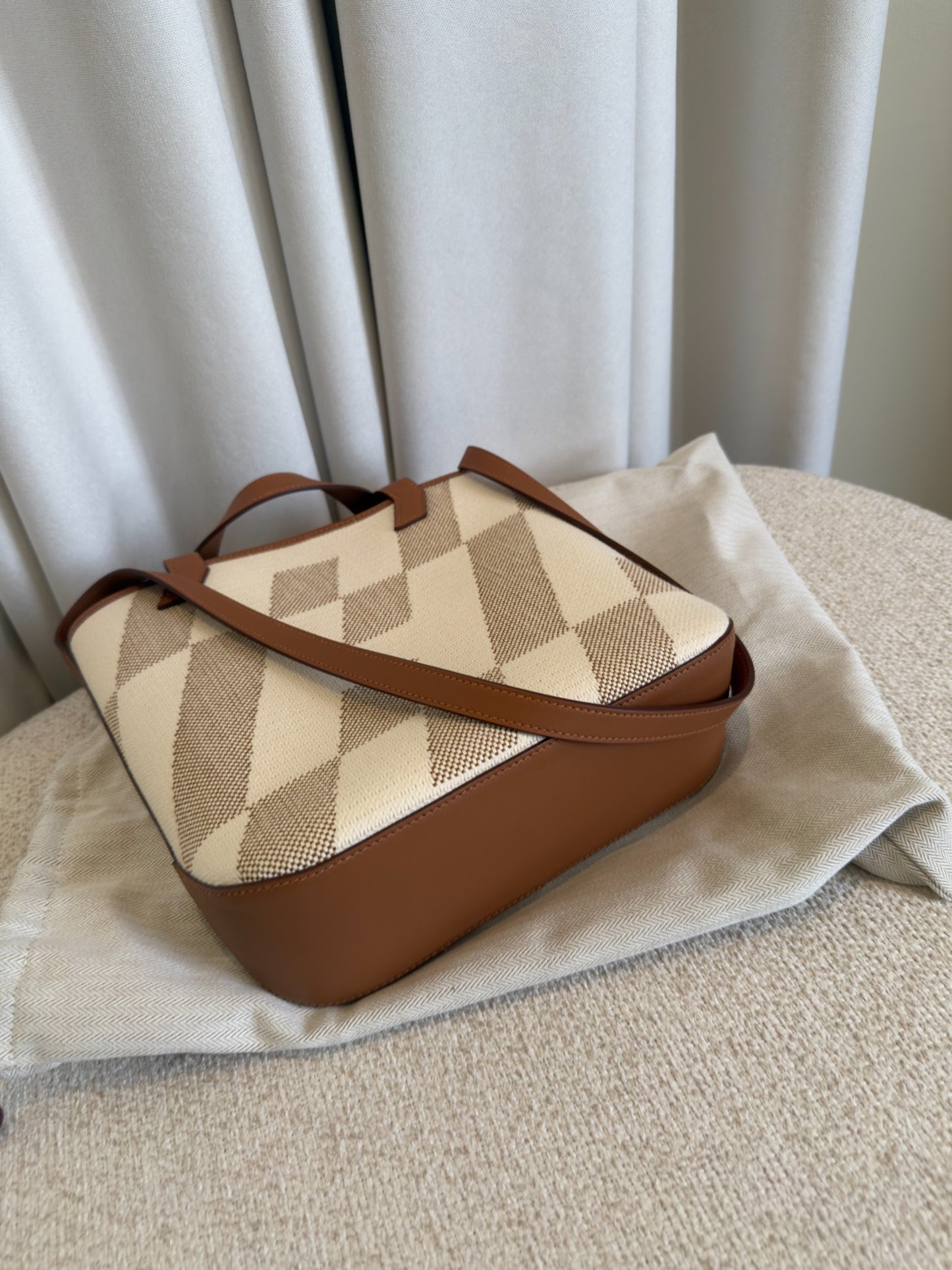 Hermès Cabas H en Biais 27 base view