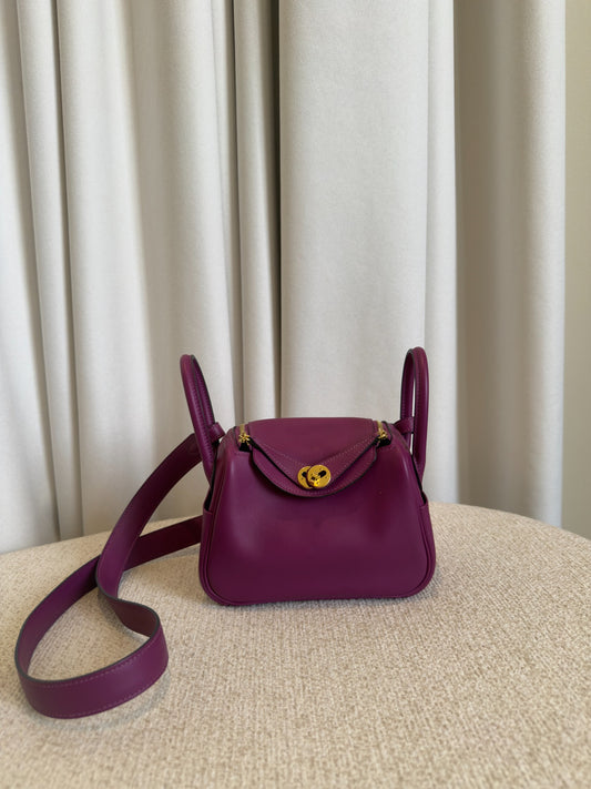 Hermès Mini Lindy 20 Anémone Swift front view with shoulder strap