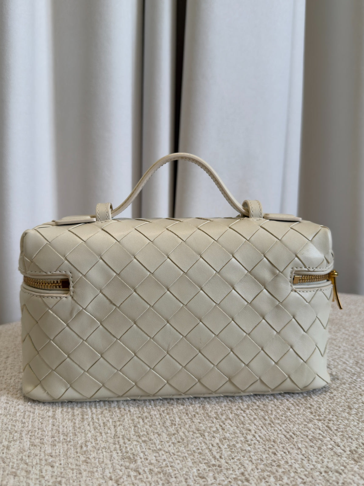 Bottega Veneta Bang Bang ecru Intrecciato vanity case back view