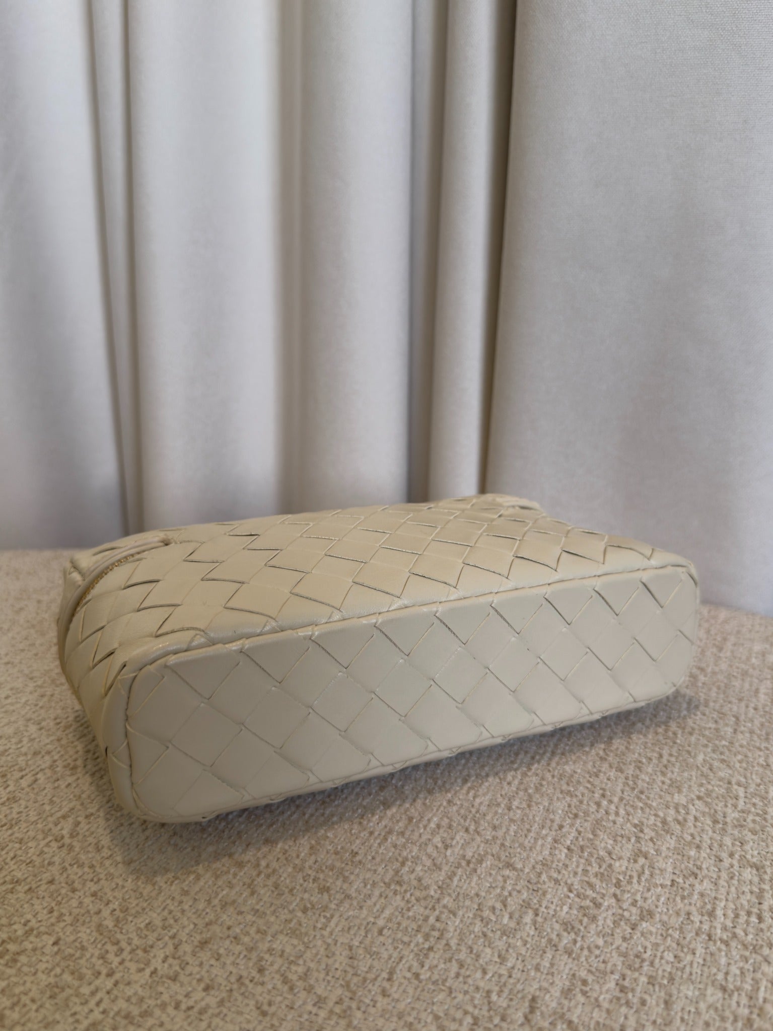 Bottega Veneta Bang Bang ecru Intrecciato vanity case base view