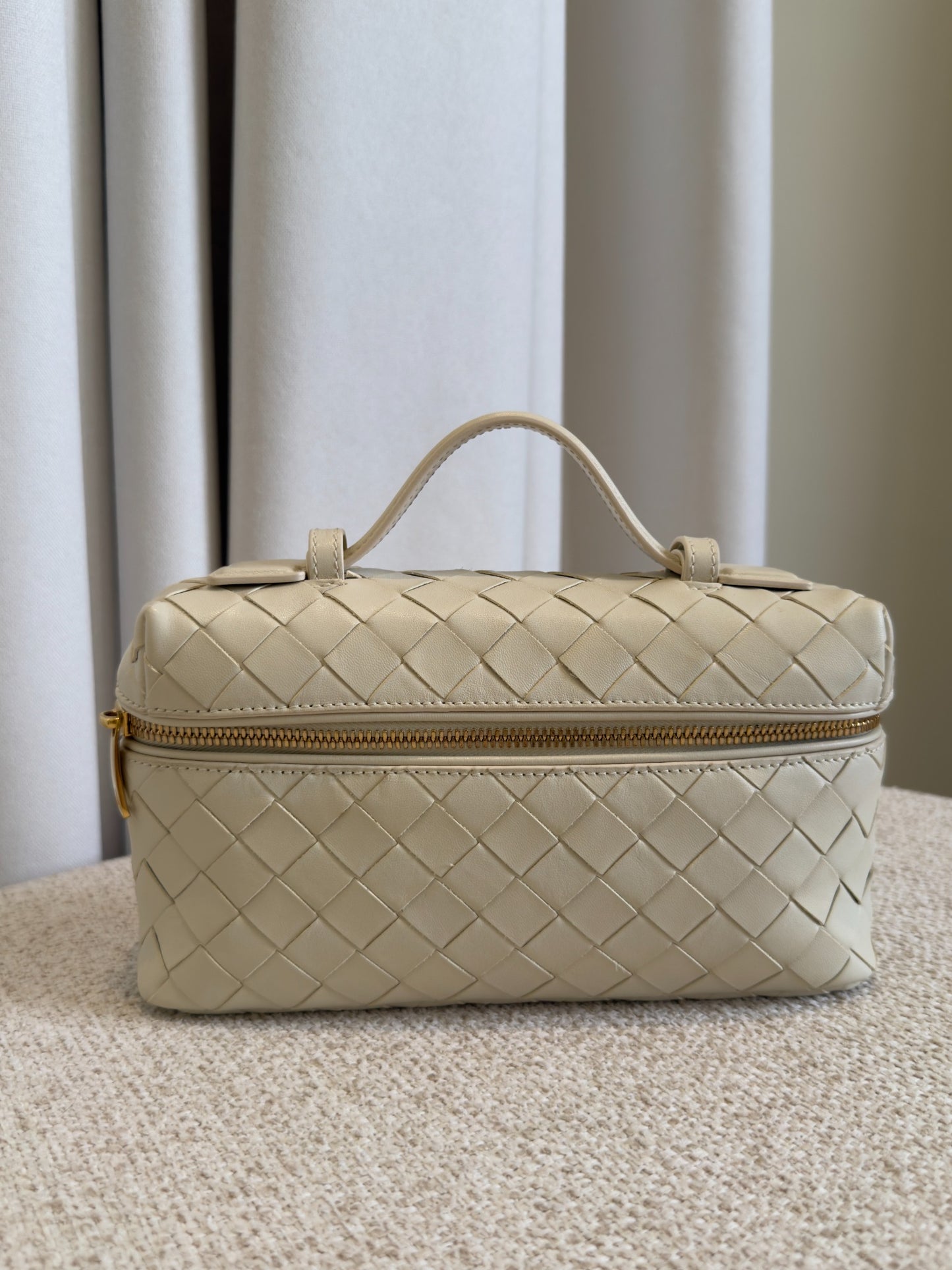 Bottega Veneta Bang Bang ecru Intrecciato vanity case front view