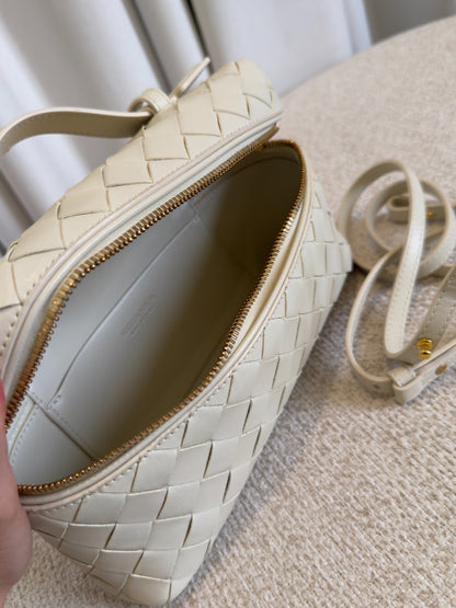 Bottega Veneta Bang Bang ecru Intrecciato vanity case interior view