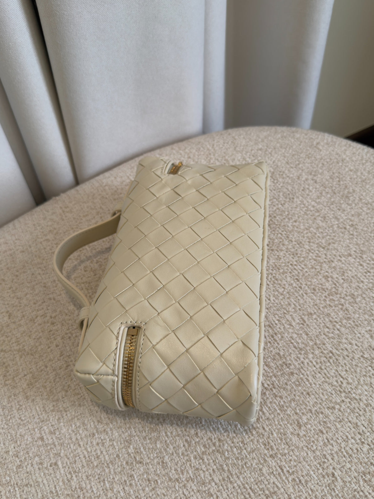 Bottega Veneta Bang Bang ecru Intrecciato vanity case side view