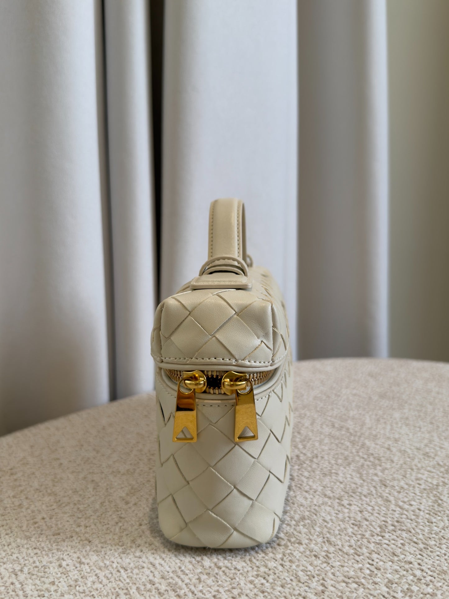 Bottega Veneta Bang Bang ecru Intrecciato vanity case zipper hardware side view