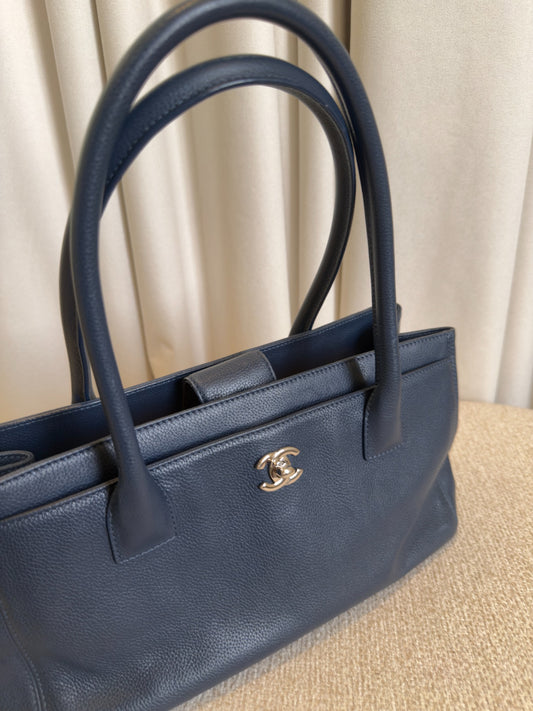 Chanel Medium Cerf Executive Shopper navy caviar silver CC hardware detail