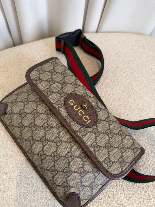 Gucci Neo Vintage GG Supreme medium messenger front close-up