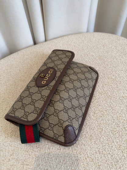 Gucci Neo Vintage GG Supreme medium messenger front view