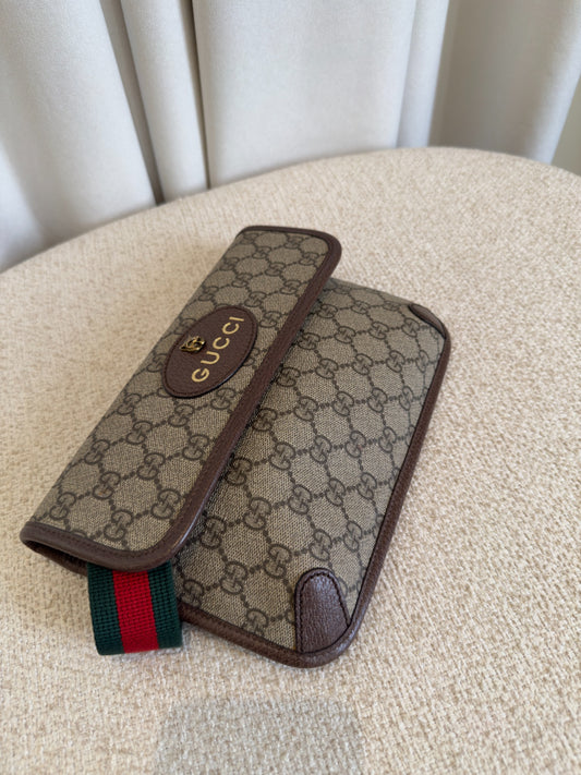 Gucci Neo Vintage GG Supreme medium messenger front view