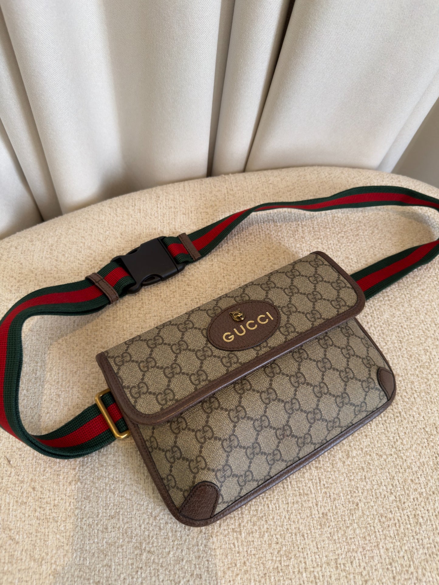 Gucci Neo Vintage GG Supreme medium messenger with green and red Web strap