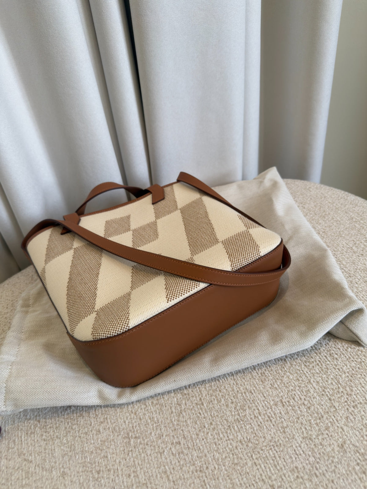 Hermès Cabas H en Biais 27 base view