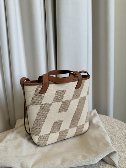 Hermès Cabas H en Biais 27 écru and gold front view