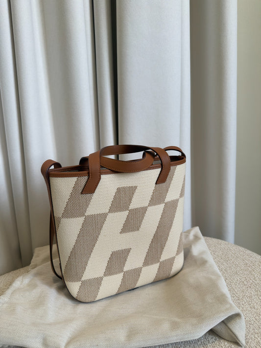 Hermès Cabas H en Biais 27 écru and gold front view