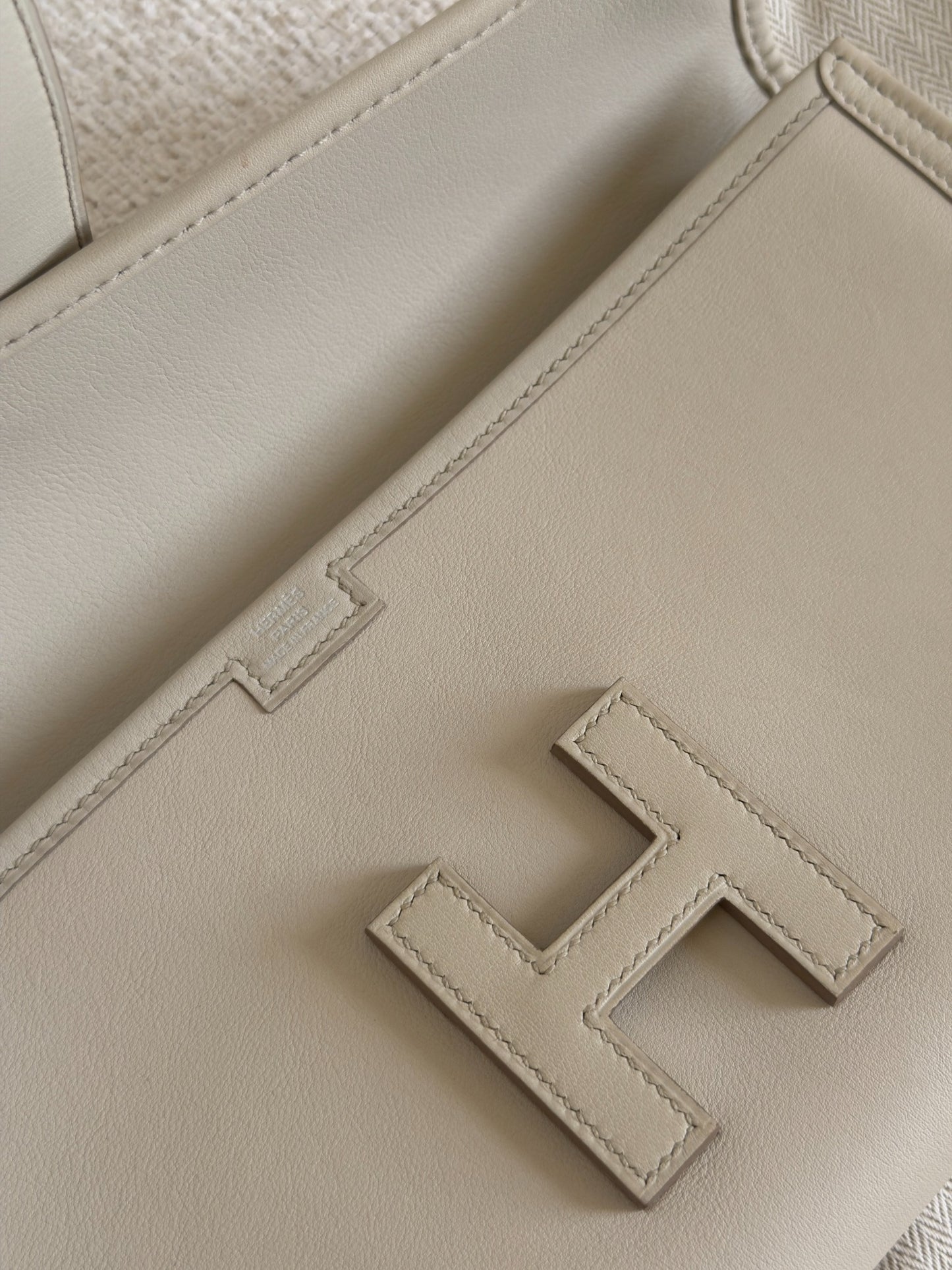 Hermès Jige Elan 29 Nata Swift leather H closure detail