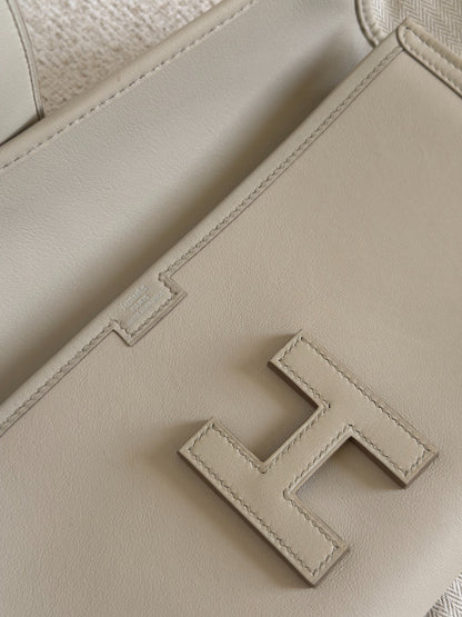 Hermès Jige Elan 29 Nata Swift leather H closure detail