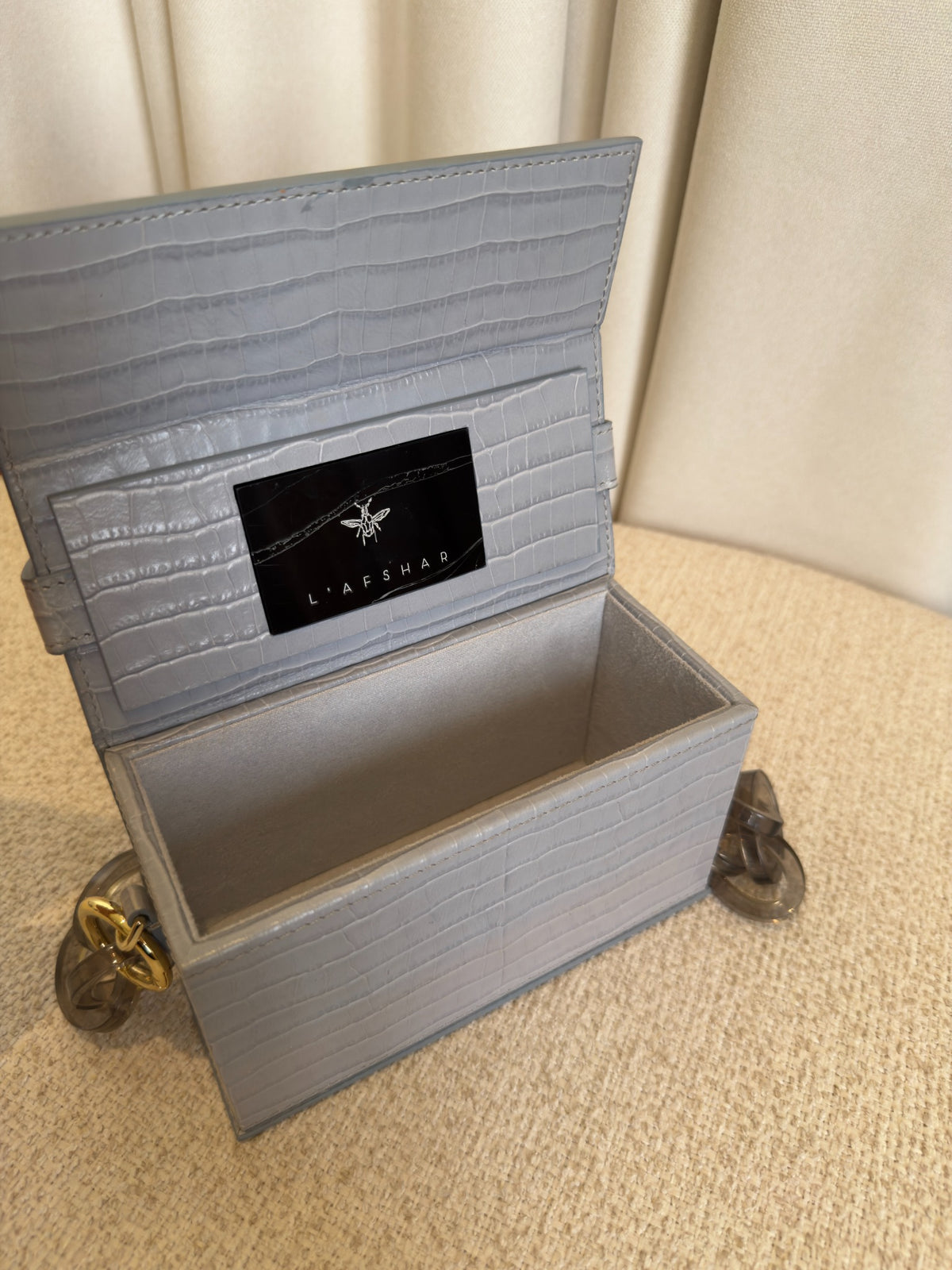 L’AFSHAR Ida light grey embossed leather bag interior view